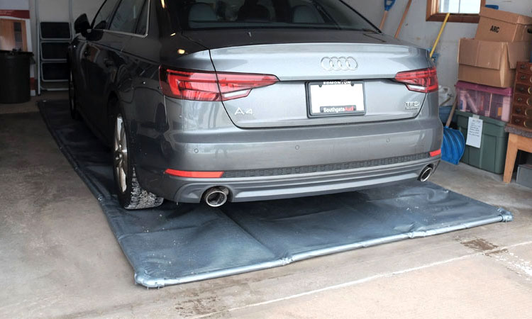 7 Best Garage Floor Containment Mats (for Snow, Rain, Mud, and Oil)